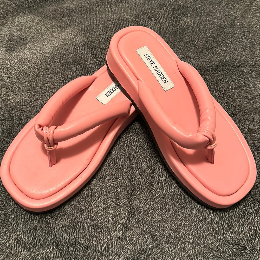 Pink thong sandals with platform
